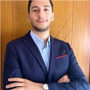 Profesor de química imparte clases a estudiantes de bachillerato o universidad